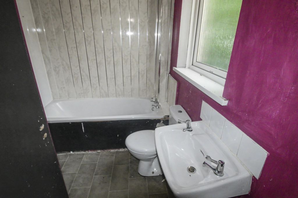 Property photo 2 of 20 23 White Lane, Wibsey Bank, Bradford, West Yorkshire, Bd6 1As