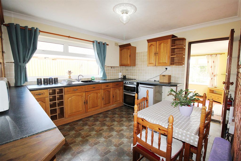 Property photo 3 of 16 Kitchen Diner