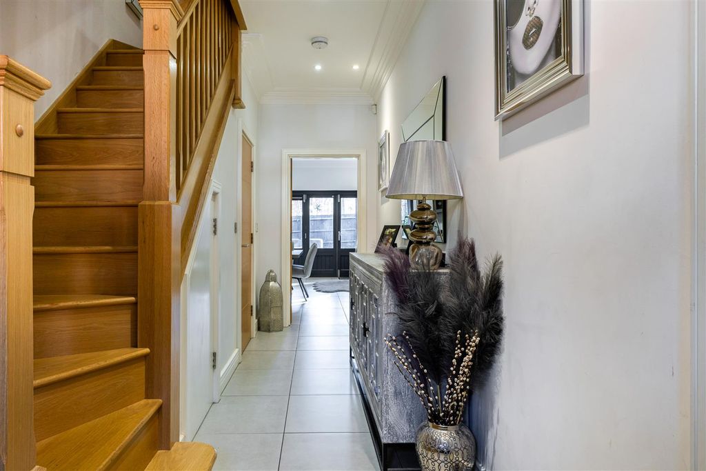 Property photo 3 of 18 104556_4 Queensbury Gardens-10.Jpg