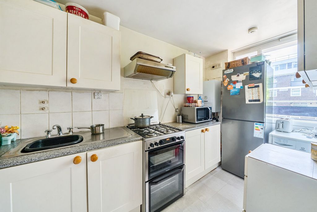 Property photo 2 of 12 1304596-11-684c04...