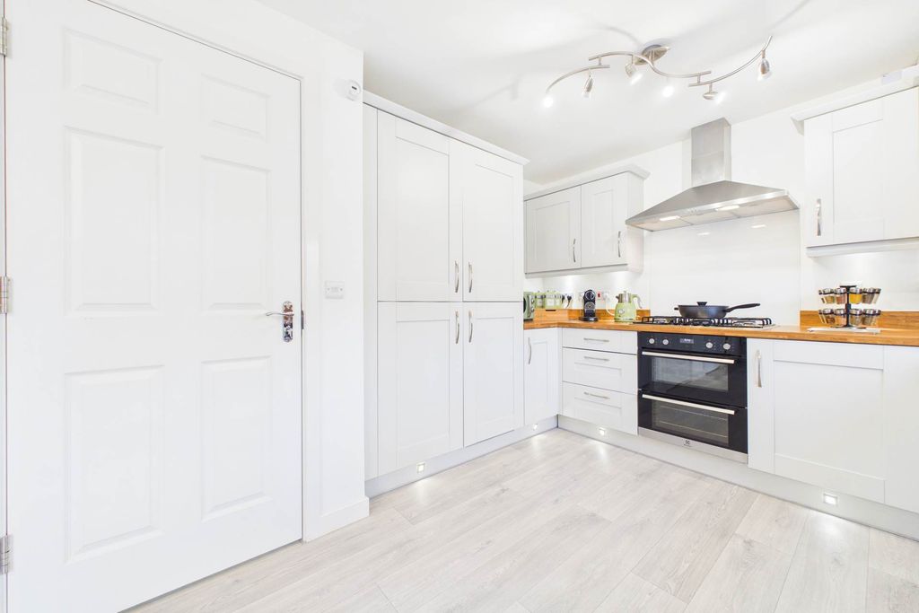 Property photo 3 of 25