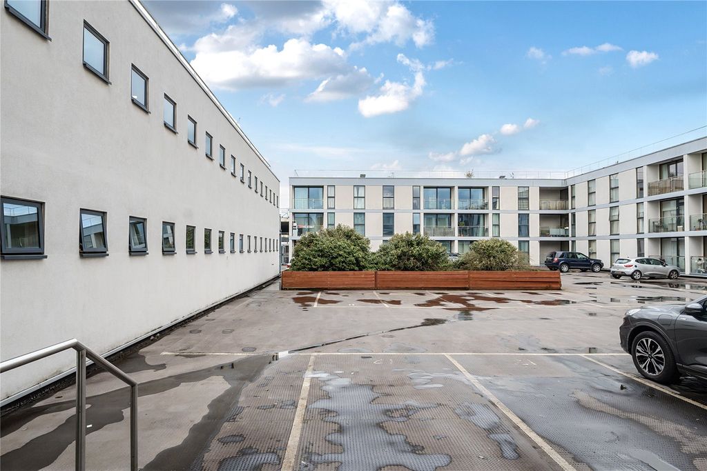 Property photo 2 of 16 Picture No. 11