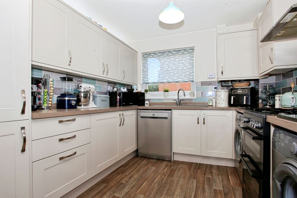 Property photo 2 of 17 Kitchen / Diner