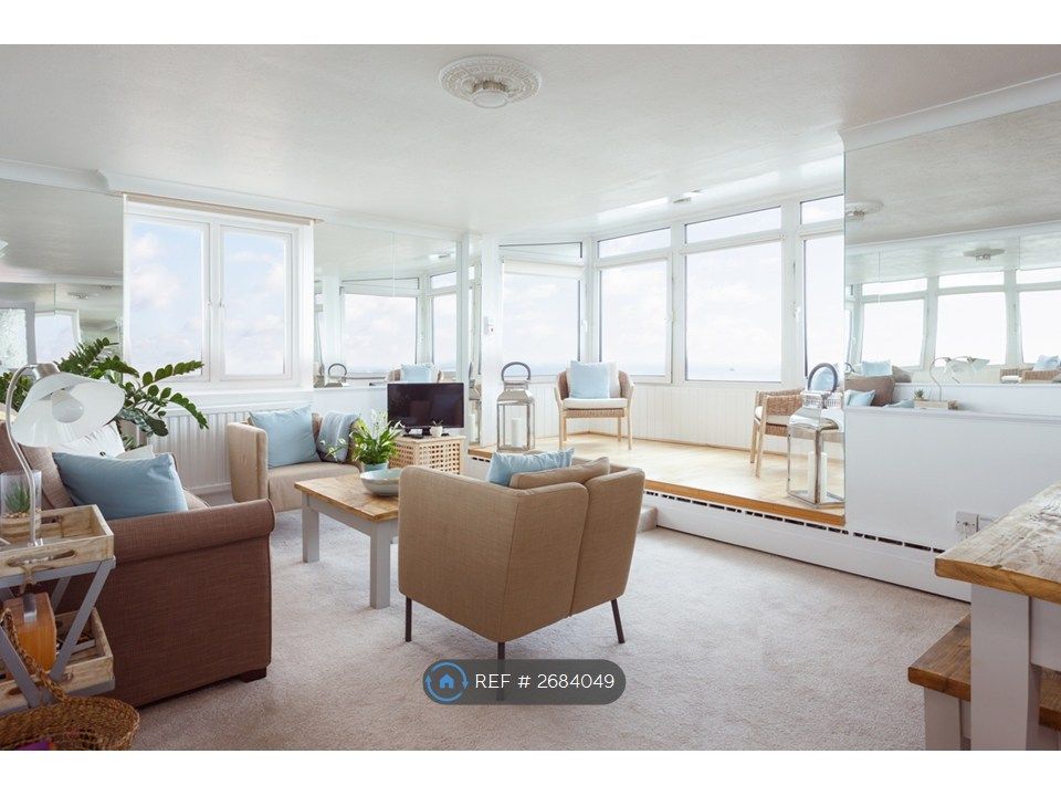 Property photo 1 of 10 Lounge With Fantastic Sea Views