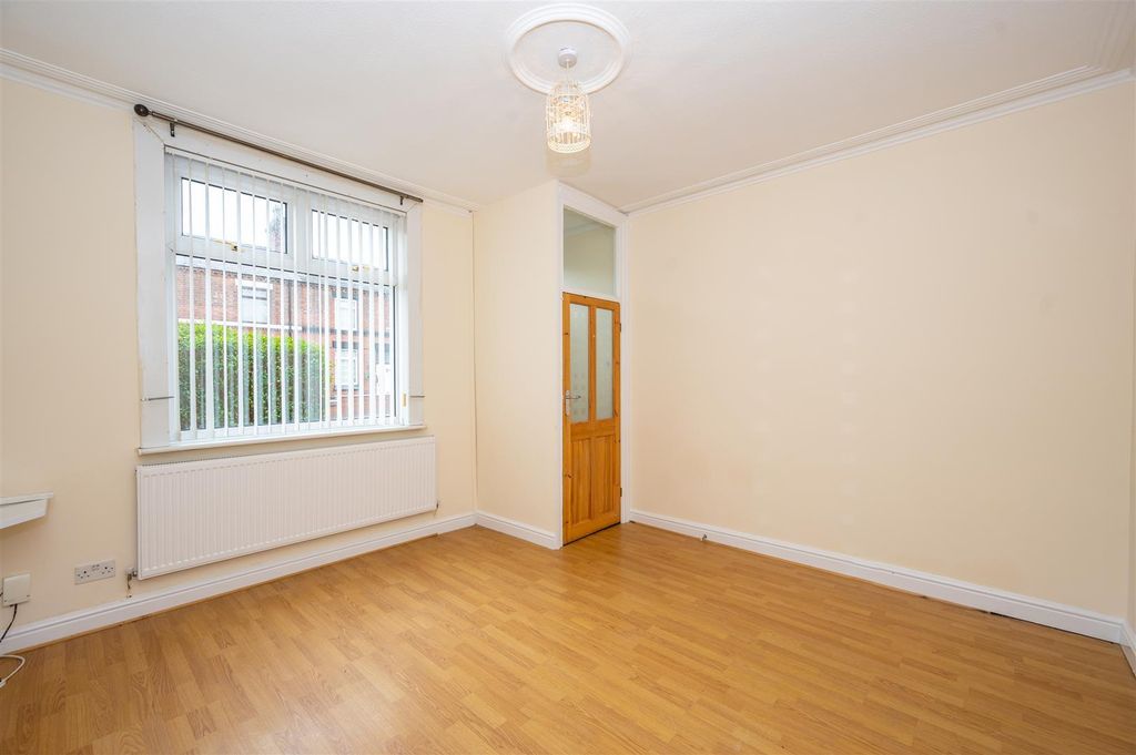 Property photo 2 of 9 O04Lutksykoycjdotfcsta.Jpg