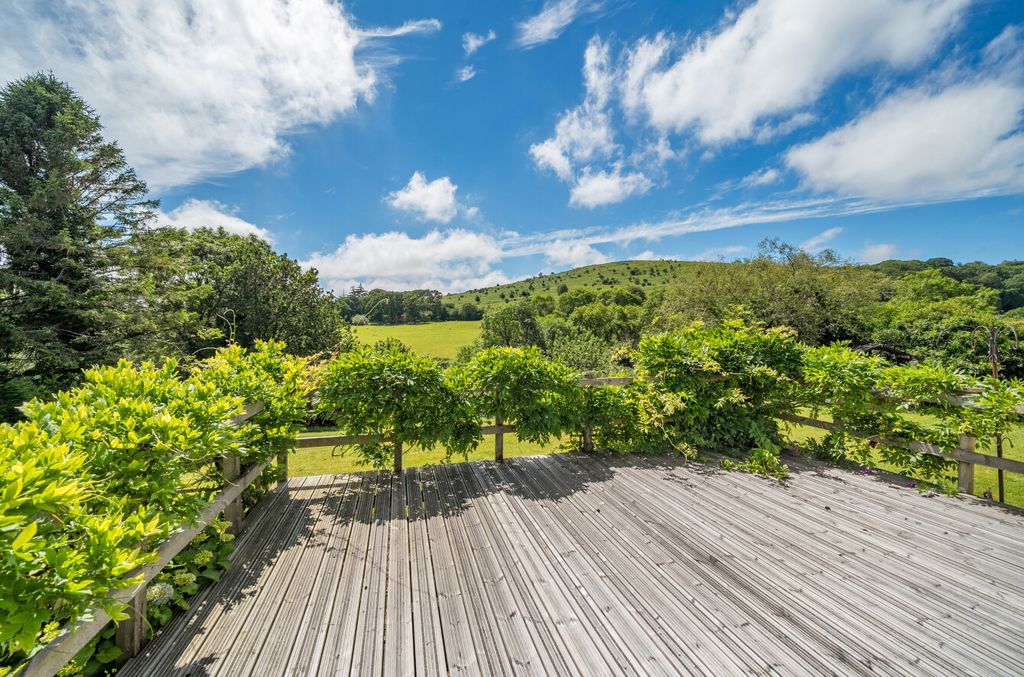 Property photo 2 of 16 Raised Decking