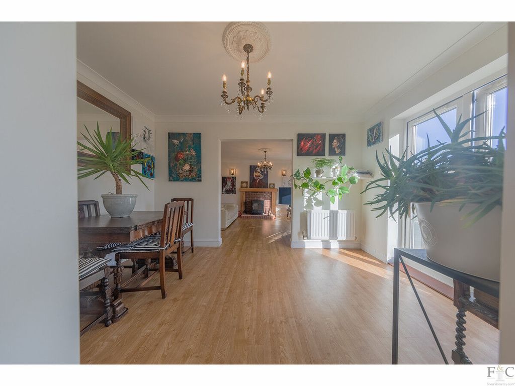 Property photo 2 of 28