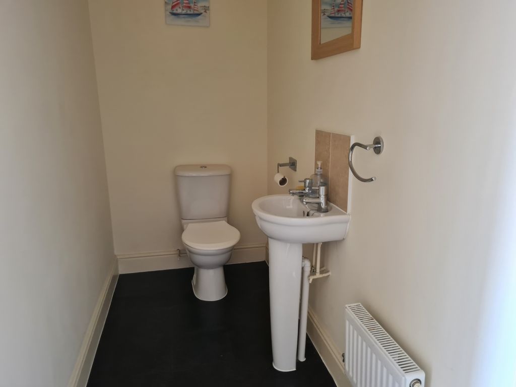 Property photo 3 of 16 Cloakroom
