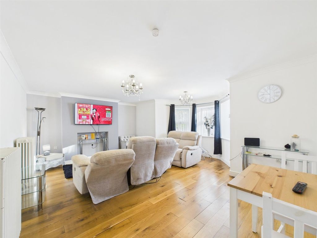 Property photo 2 of 17 2 - Spacious Garden Flat For Auction, Kingswood.Jp