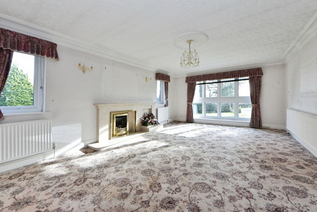 Property photo 3 of 17 Lounge