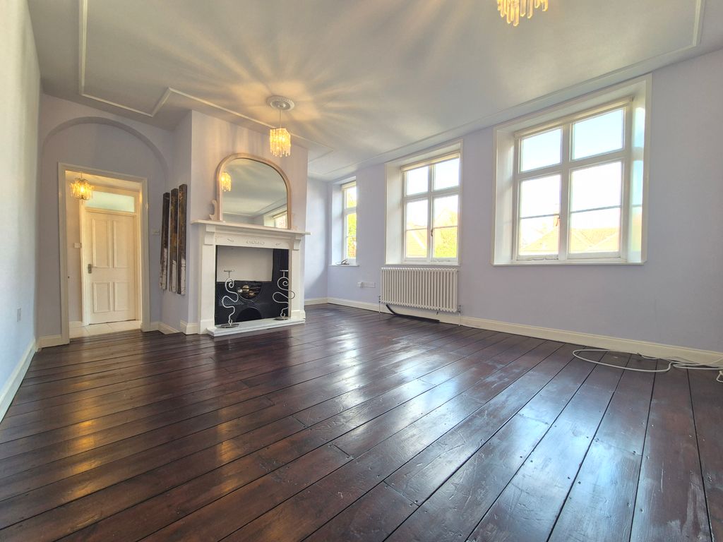Property photo 2 of 17 Image