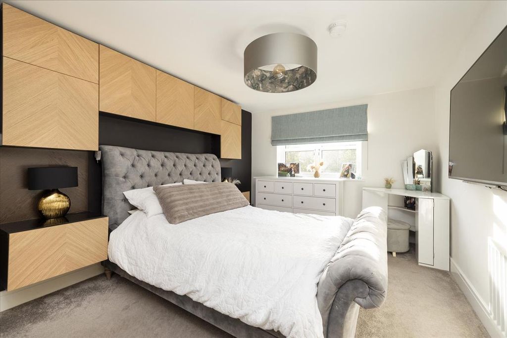 Property photo 2 of 37