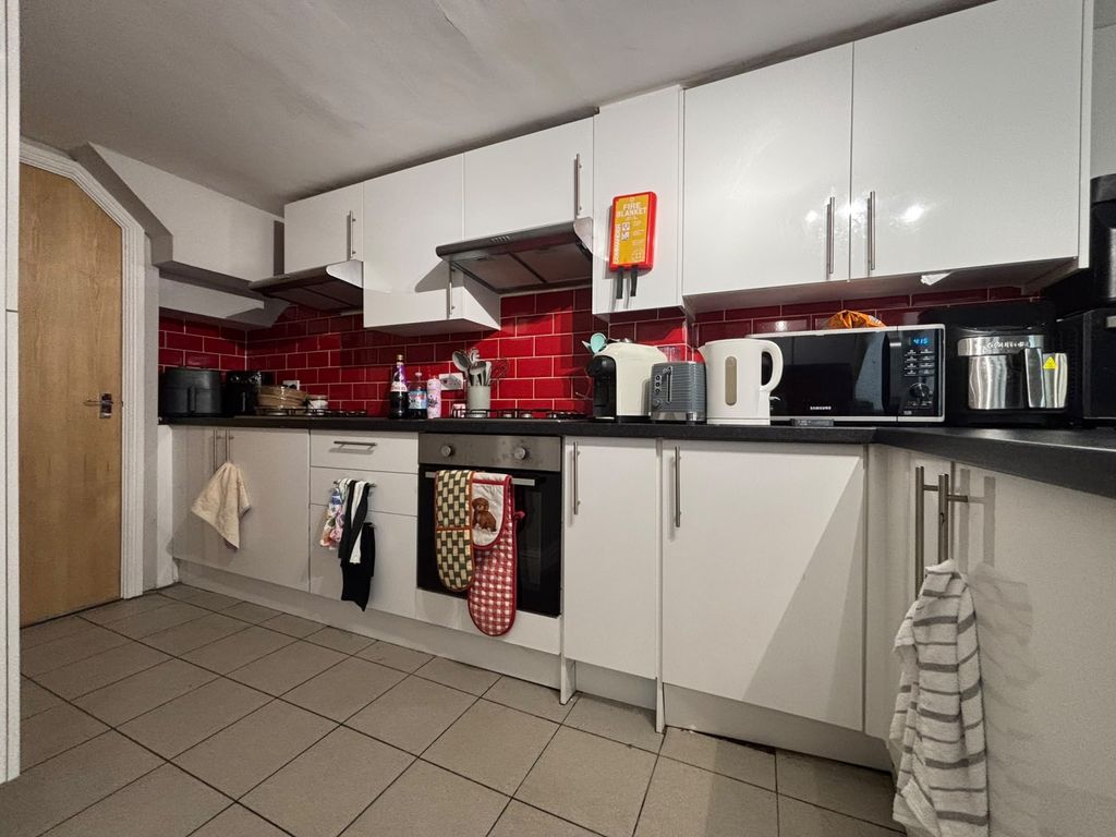 Property photo 3 of 13 7F7B6Daf-B619-4525-8772-7F2c5B8256Fa
