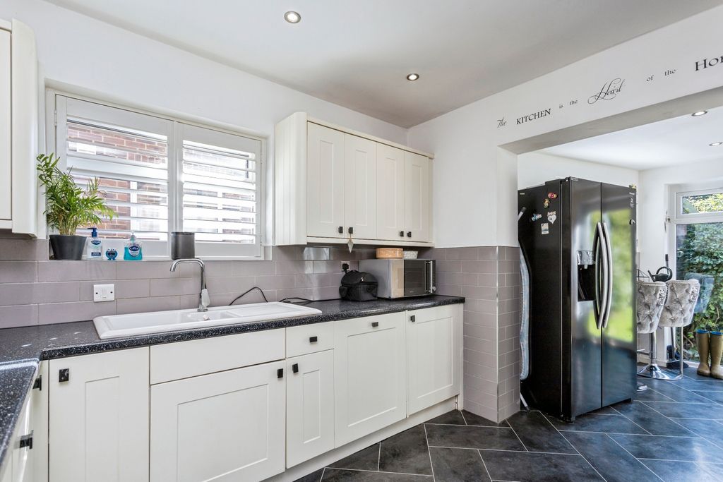 Property photo 3 of 17 Kitchen