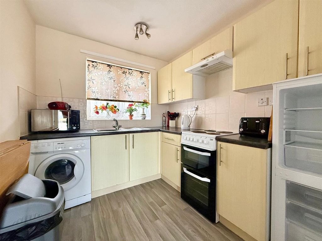 Property photo 2 of 9 Kitchen