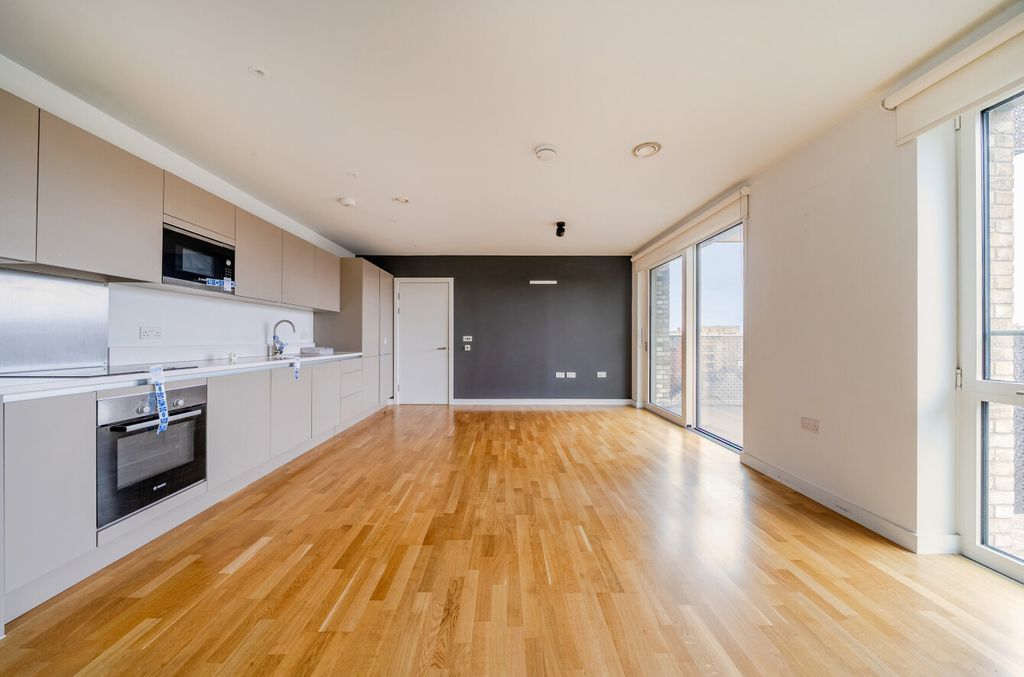 Property photo 3 of 17 Kitchen/Reception
