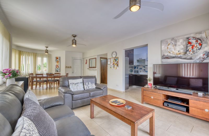 Property photo 3 of 25 Lounge Dining