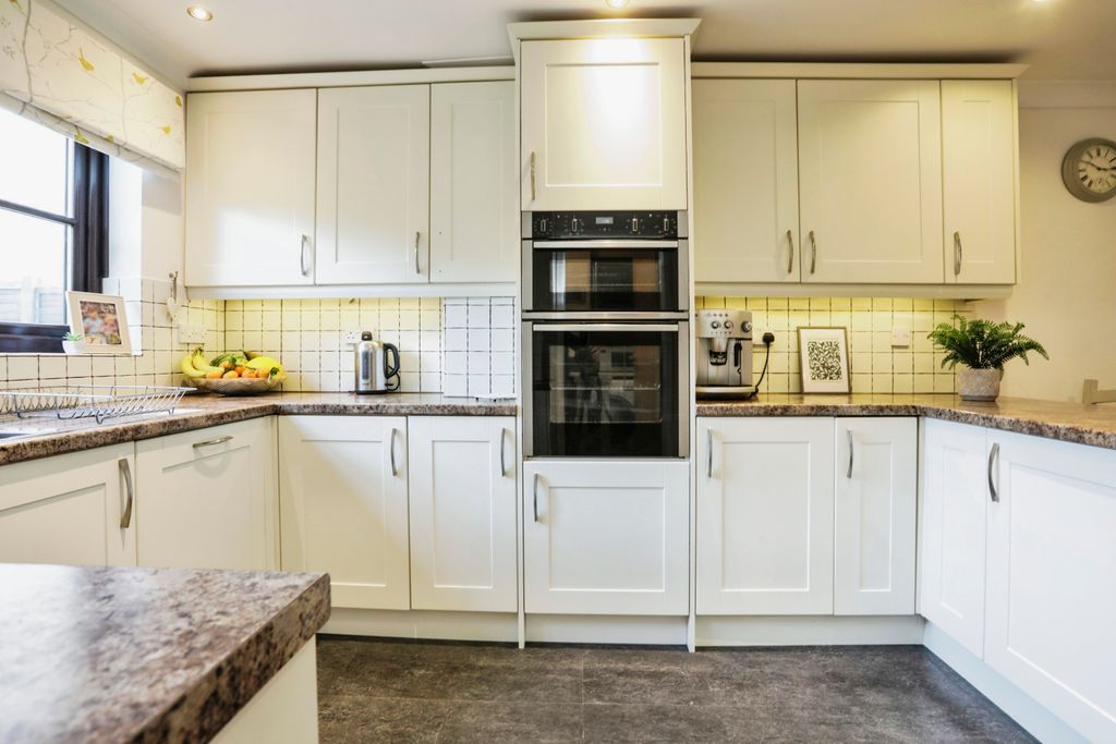 Property photo 3 of 31 Kitchen