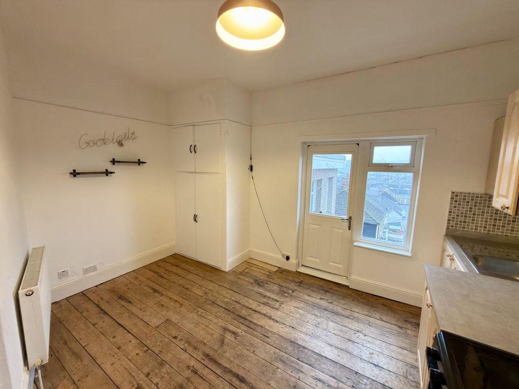 Property photo 2 of 8 Kitchen 2