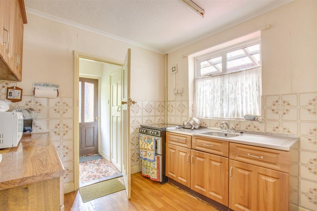 Property photo 3 of 11 Kitchen