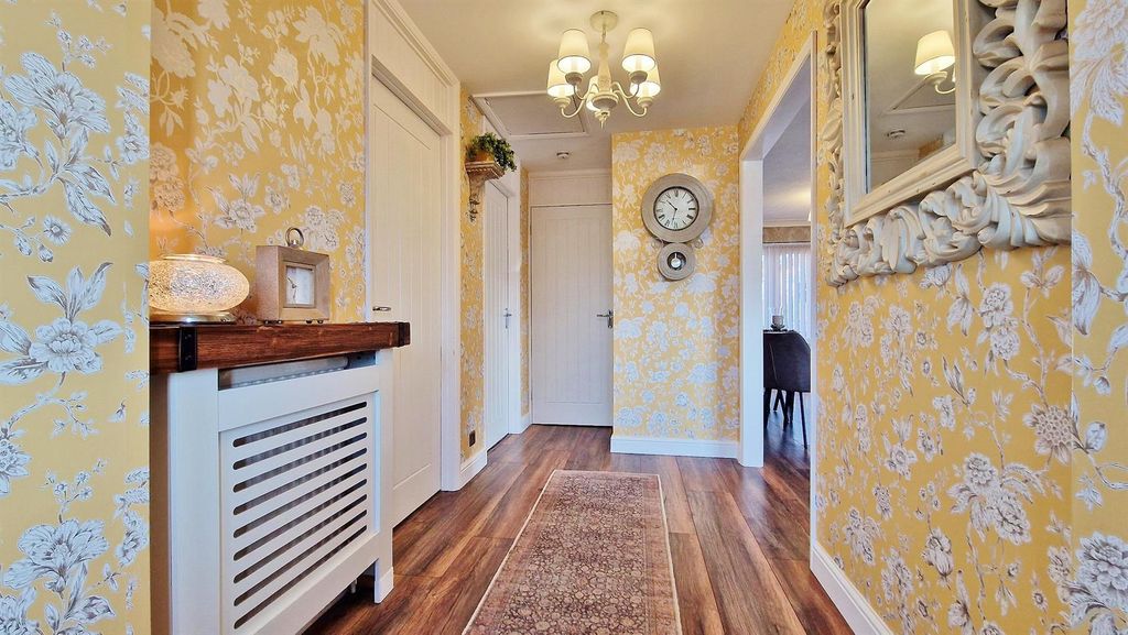 Property photo 3 of 27 Entrance Hall