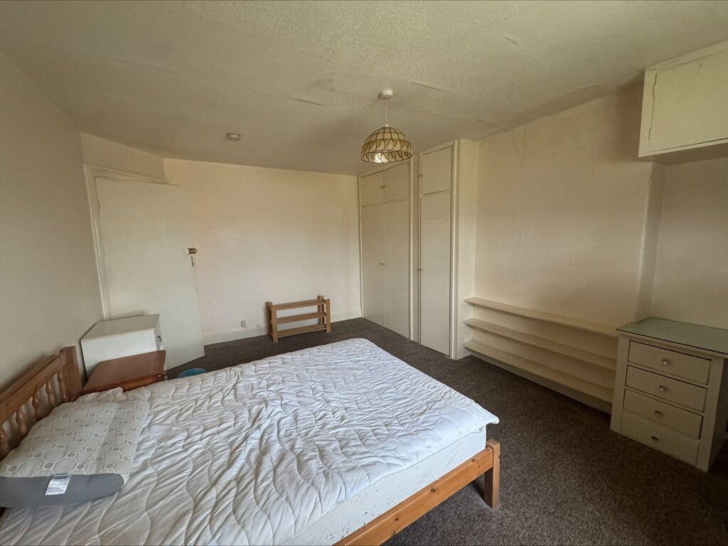 Property photo 2 of 6 Bedroom