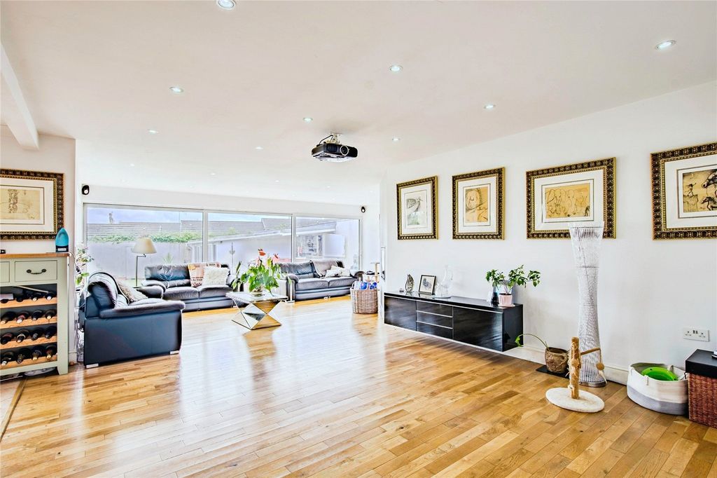 Property photo 2 of 17 Picture No. 21