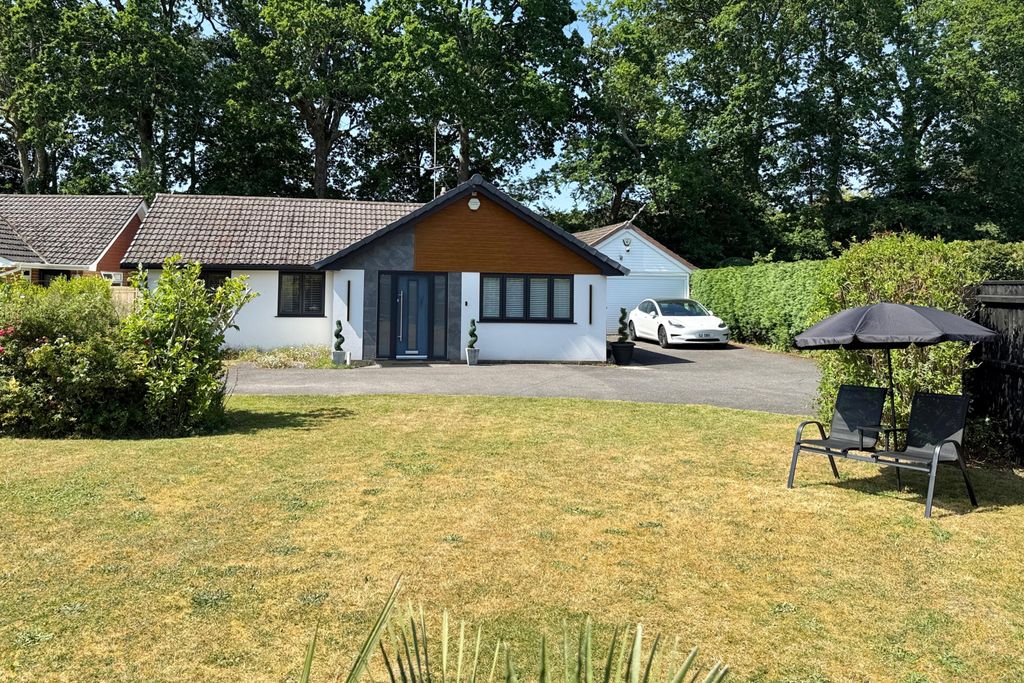 Property photo 1 of 29 3 Bed Detached Bungalow For Sale Paddock Close, St. Ives Bh24