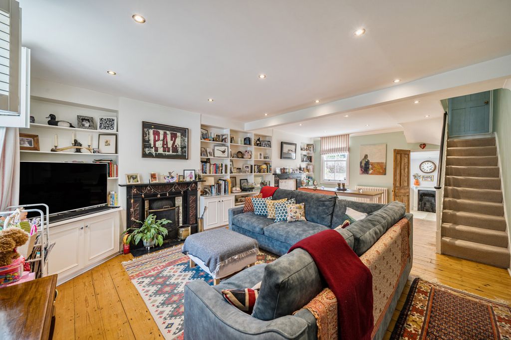 Property photo 3 of 20 Lounge