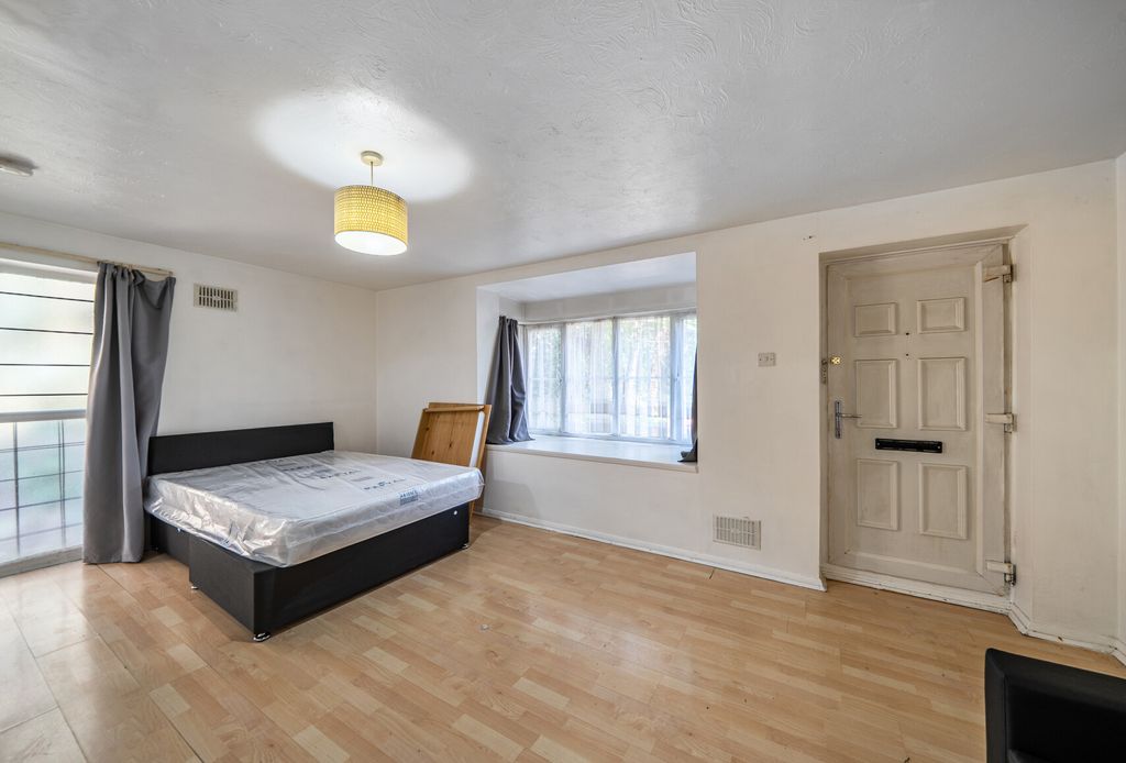 Property photo 2 of 8 1493194-8-6A56428...
