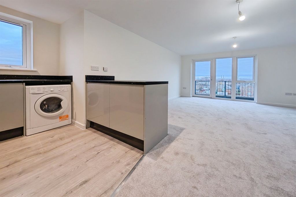 Property photo 3 of 8 (Main)