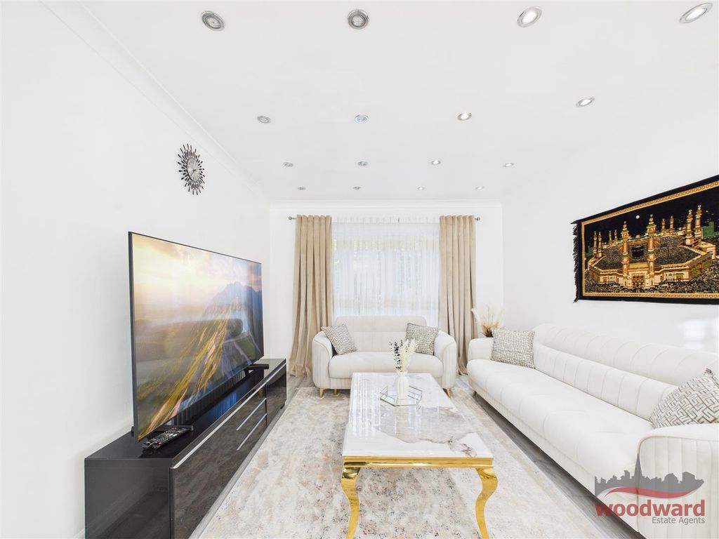 Property photo 3 of 9 Living Room