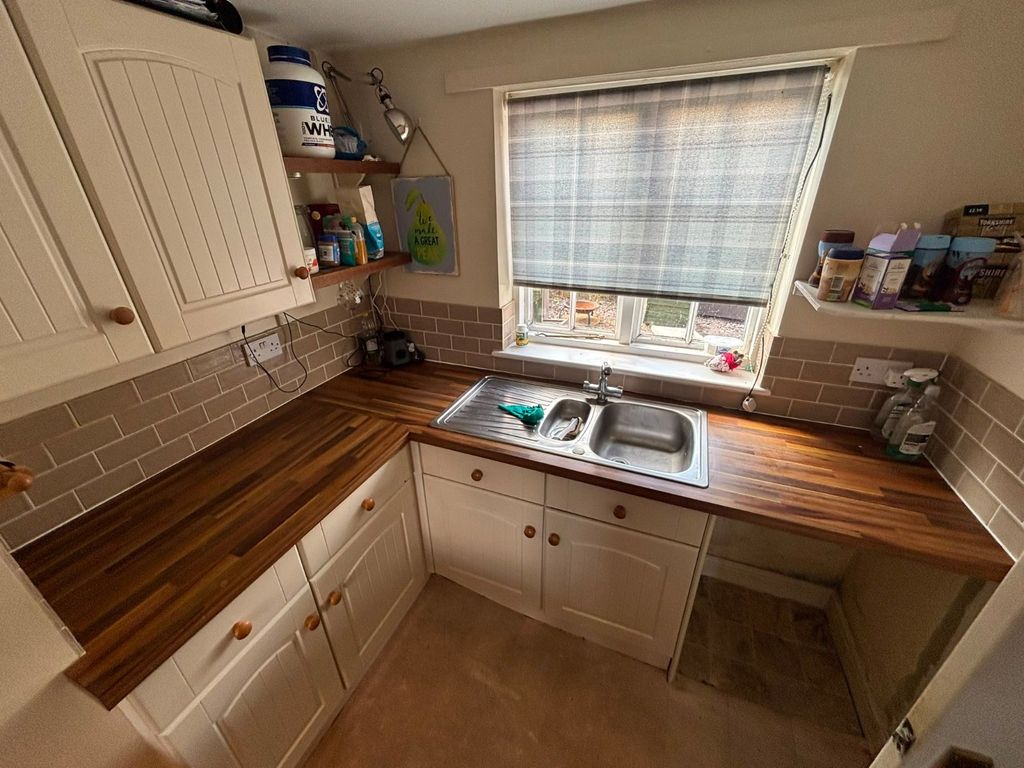 Property photo 3 of 8 Kitchen