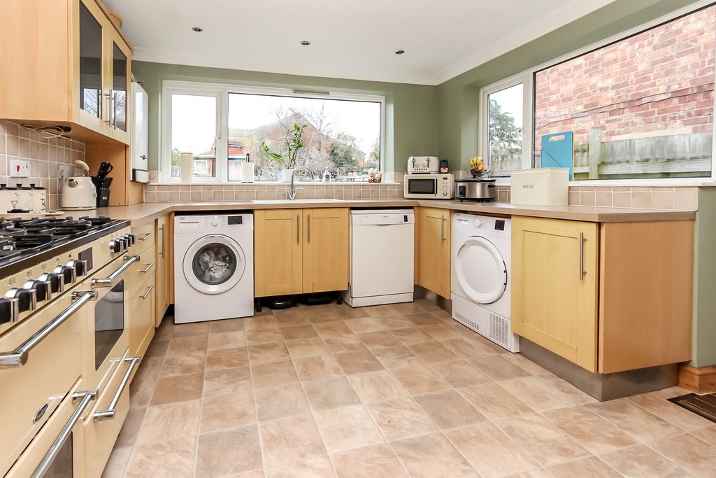 Property photo 2 of 8 Kitchen