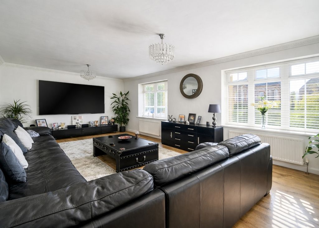 Property photo 2 of 27 Picture No. 81