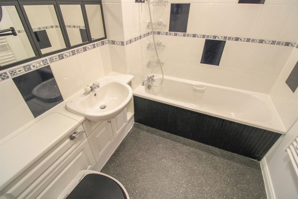 Property photo 3 of 10 Bathroom