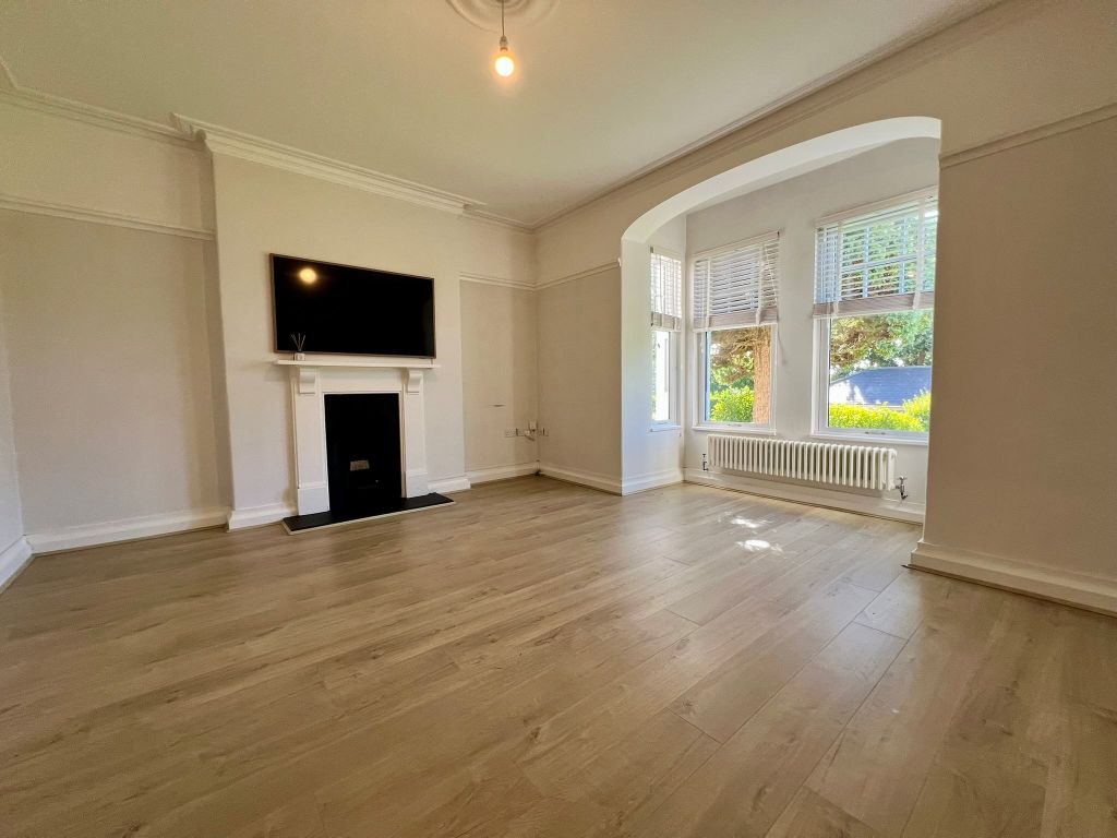 Property photo 2 of 20 Living Room Aspect 1