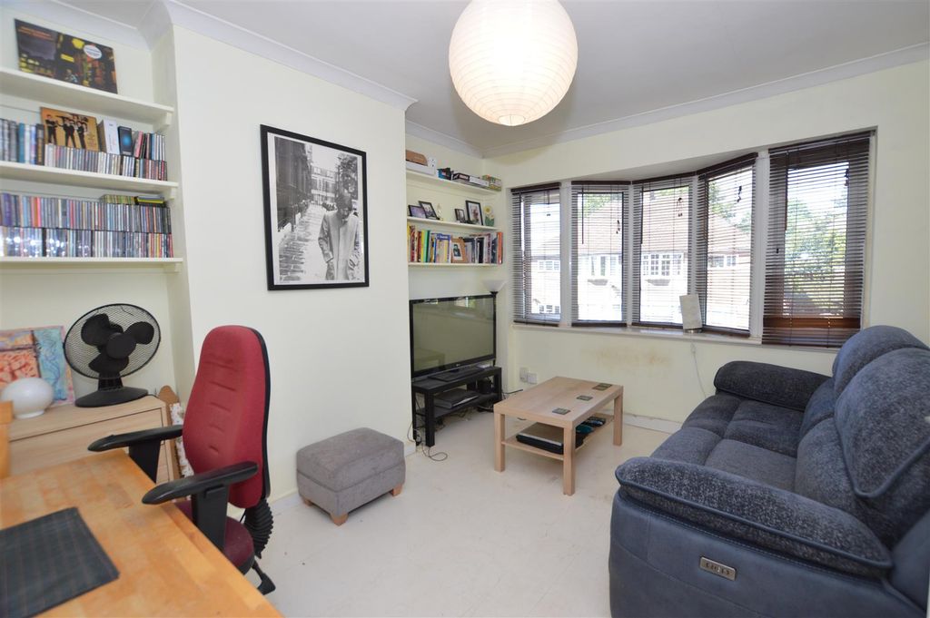 Property photo 2 of 7 26 Bramley Close Living Room.Jpg