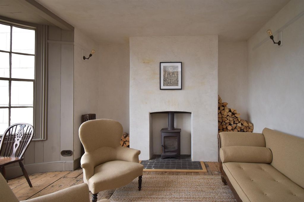 Property photo 1 of 25 Living Room