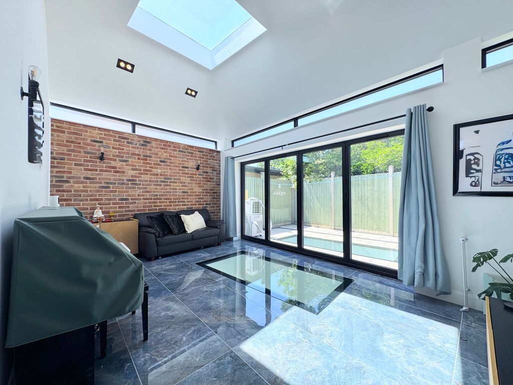 Property photo 2 of 14 Lounge