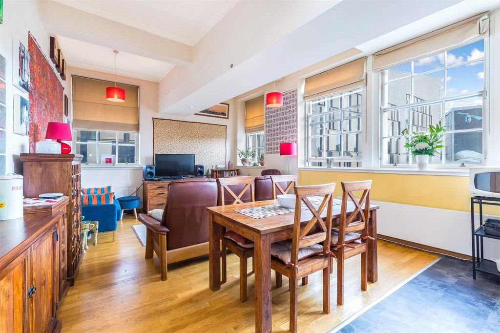 Property photo 2 of 21 Living Space