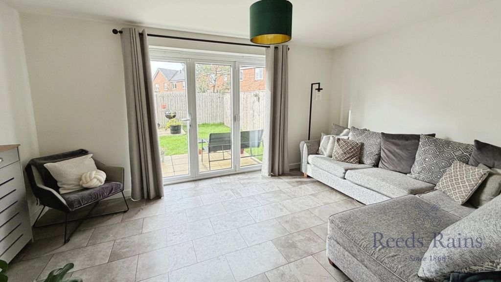 Property photo 2 of 9 Lounge