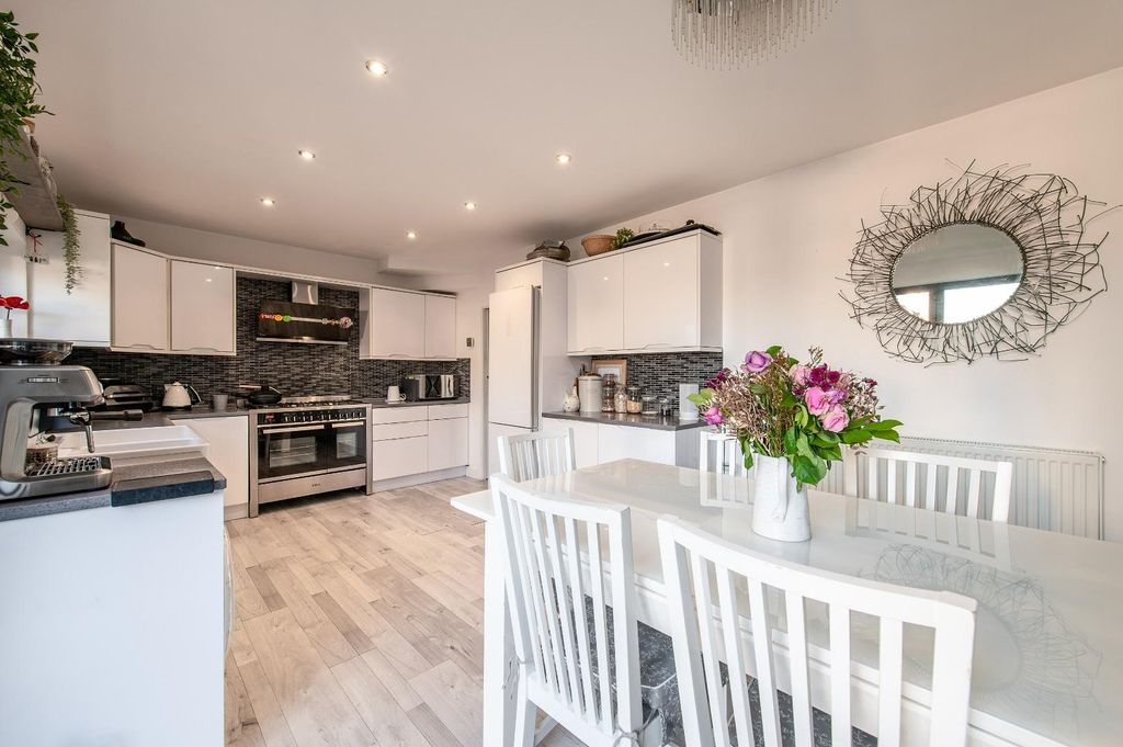 Property photo 2 of 21 Kitchen / Diner