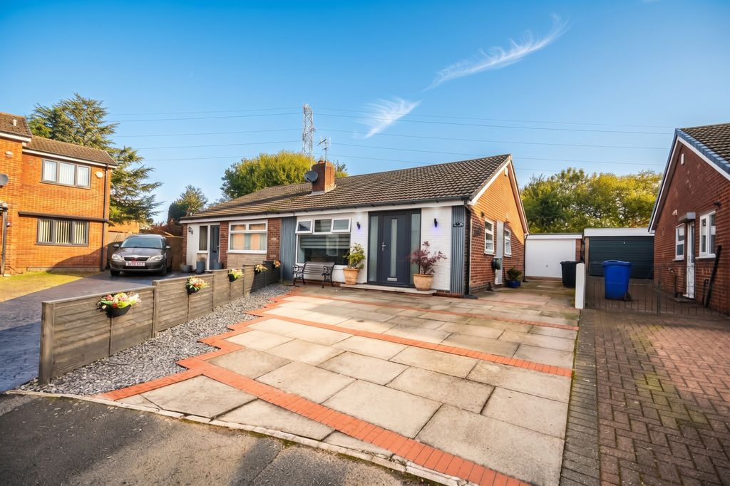 Property photo 1 of 13 The Crescent, M26 3Lq