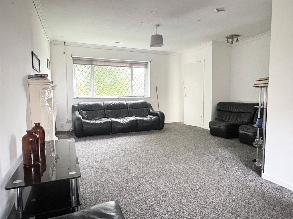 Property photo 3 of 12 Lounge