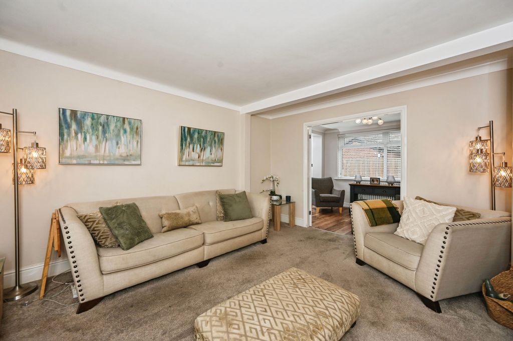 Property photo 3 of 20 Lounge