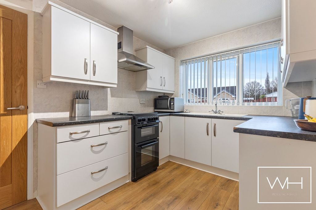 Property photo 3 of 20 80 St Paul_S Parade, Cuswort 04_297