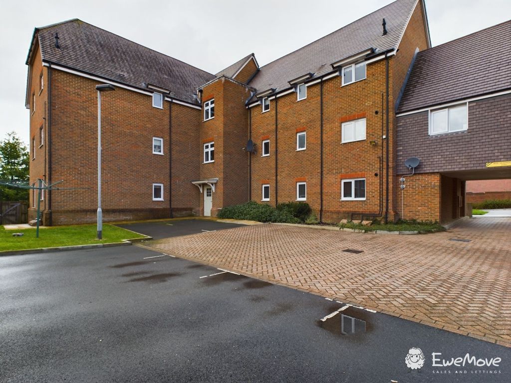 Property photo 3 of 14 Cam02899G0-Pr0040-Still003