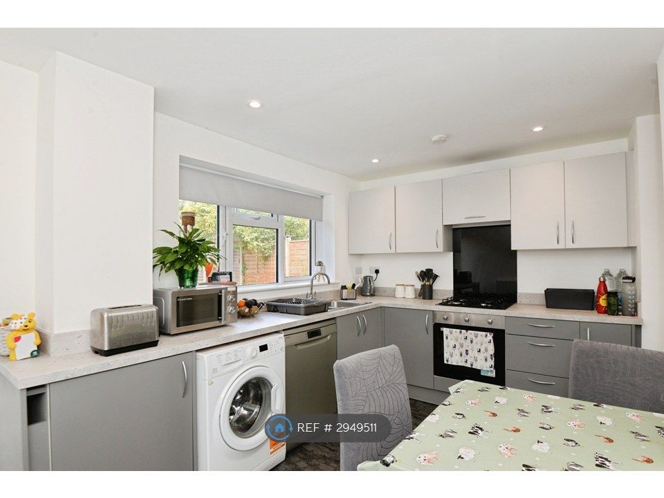 Property photo 2 of 19 Bright Kitchen With Garden Views