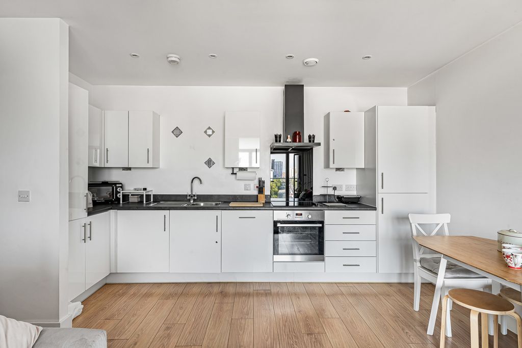 Property photo 3 of 16 Kitchen/Reception
